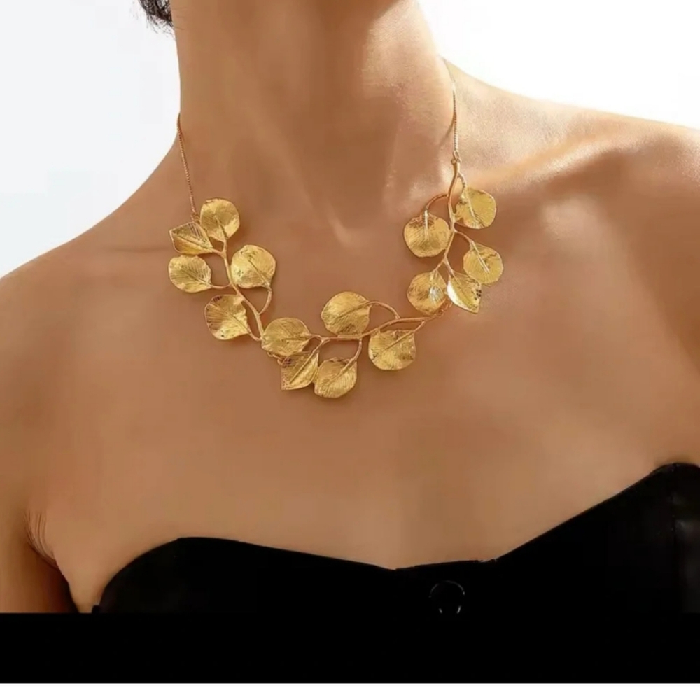 Zara Gold leaf necklace S91
